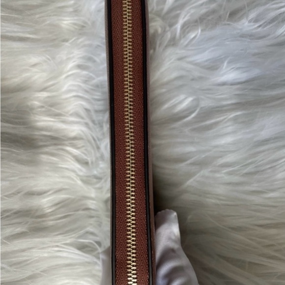 Burberry Elmore Leather Zip Around Wallet - Picture 9 of 11